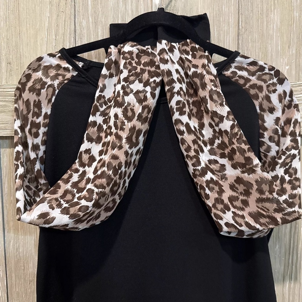 Zanzea Collection women’s blouse black with animal print sheer sleeves 3x.